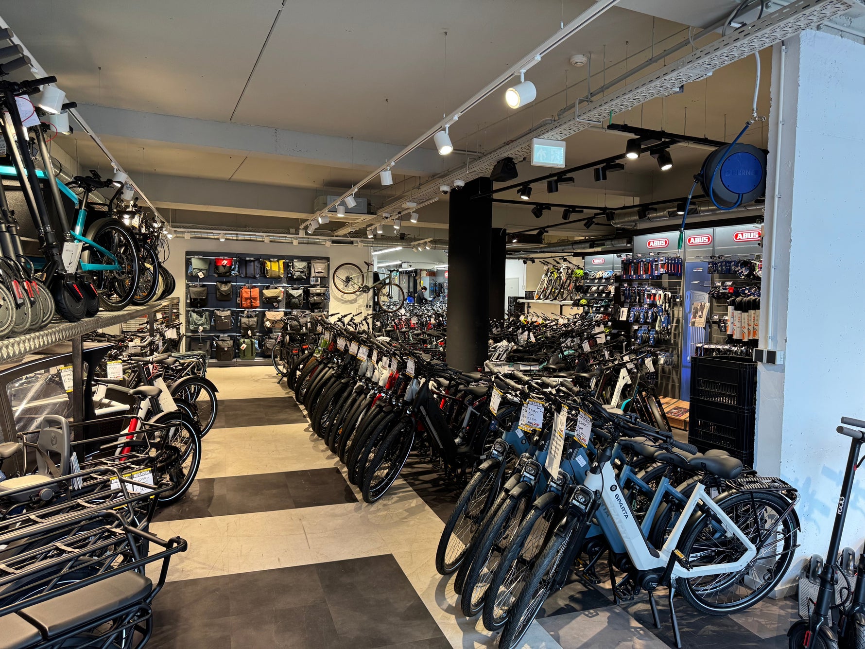 Mega Bike opent deuren in hartje Antwerpen: fietsen voor elke stadsbewoner